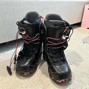 Women snowboarding boots